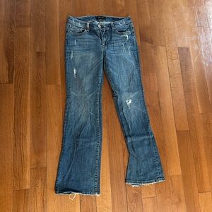 Seven7 Distressed details, size 6 blue jeans
